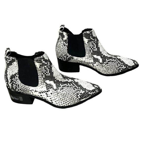 Blondo Emelia Waterproof Chelsea Bootie Black White Snake Print Leather - Size 6 - Picture 10 of 14
